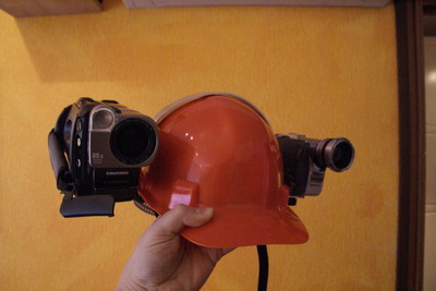 Der Kamerahelm mit zwei Consumer-Kameras