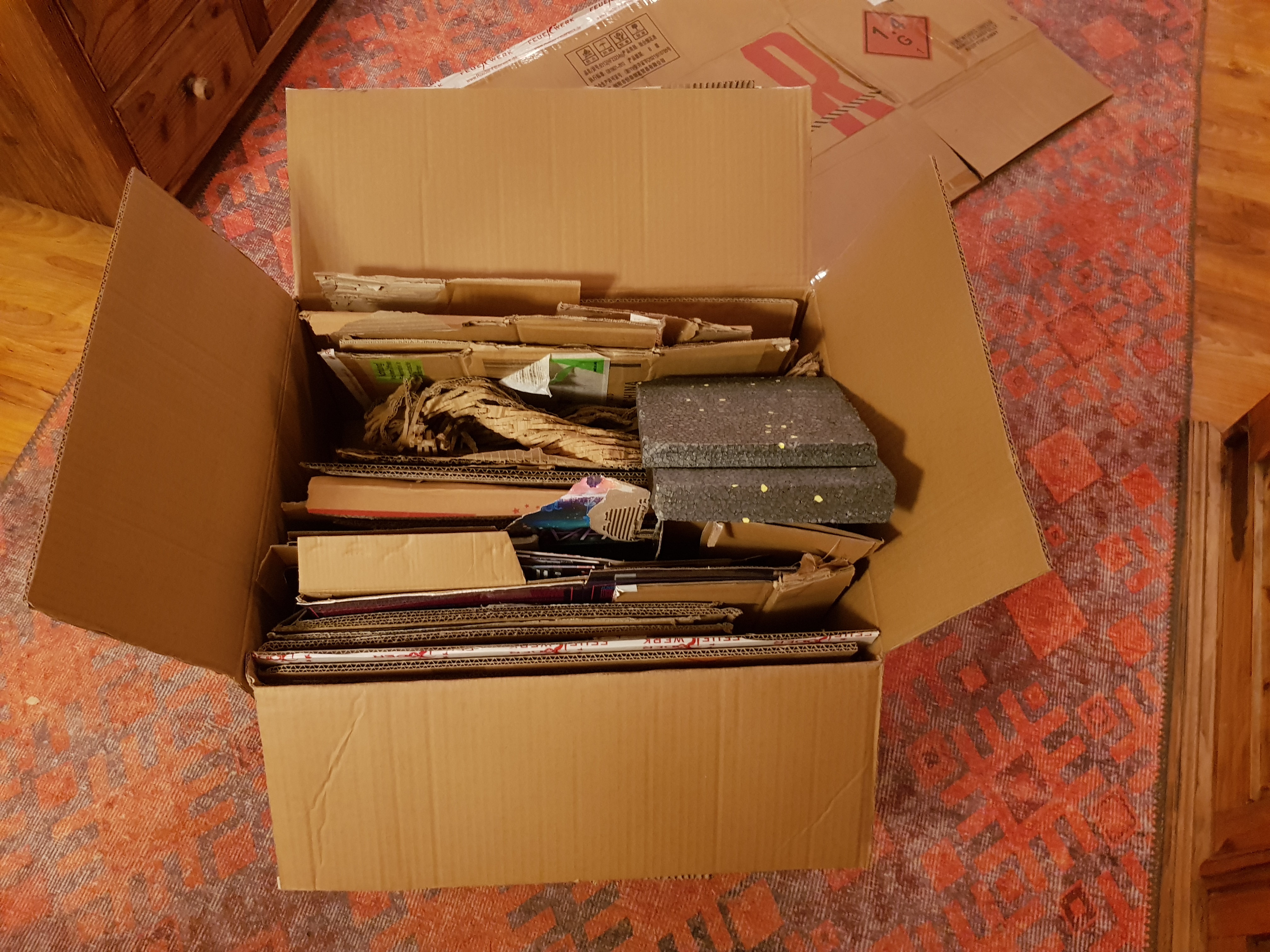 Übrig gebliebener Müll nach dem Aufbau: ein Karton voll Pappe.