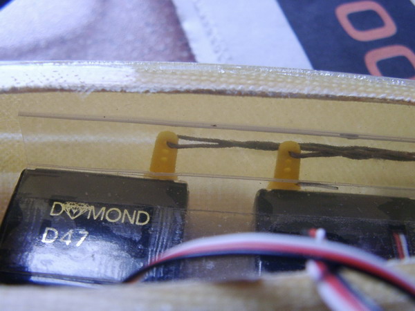 Servos des V-Leitwerks
