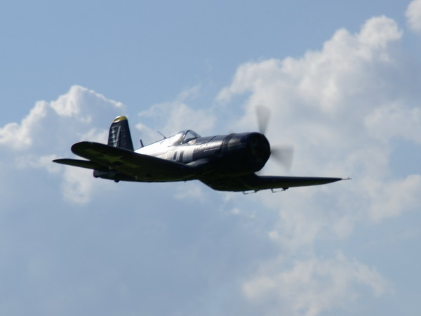 Corsair im tiefen Vorbeiflug